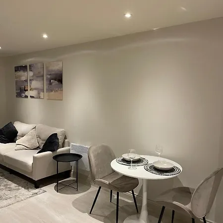 - Stylish 1-bed *
